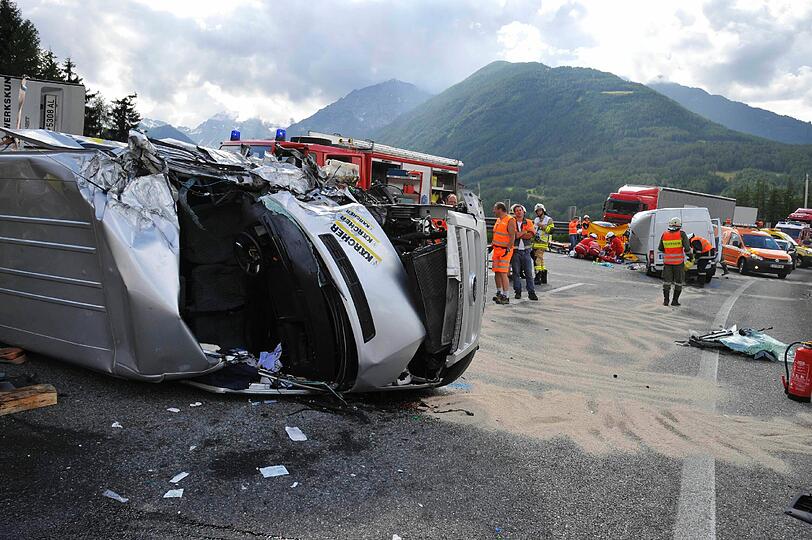 Chaos am Brenner: Eines der Unfallfahrzeuge auf der Autobahn A13.