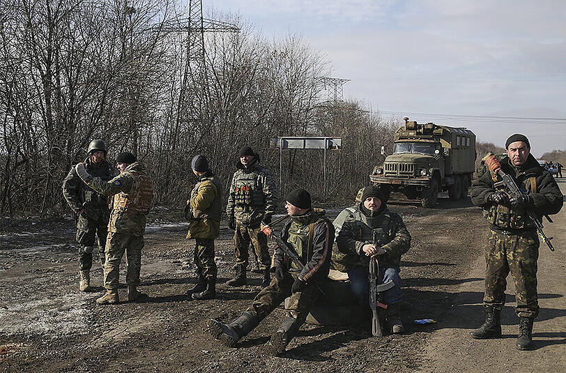 Ukrainische Soldaten in der Nähe von Debalzewo. Am Mittwoch zogen sich die Truppen aus der strategisch wichtigen Stadt zurück. Debalzewo ist nun in Separatisten-Hand.