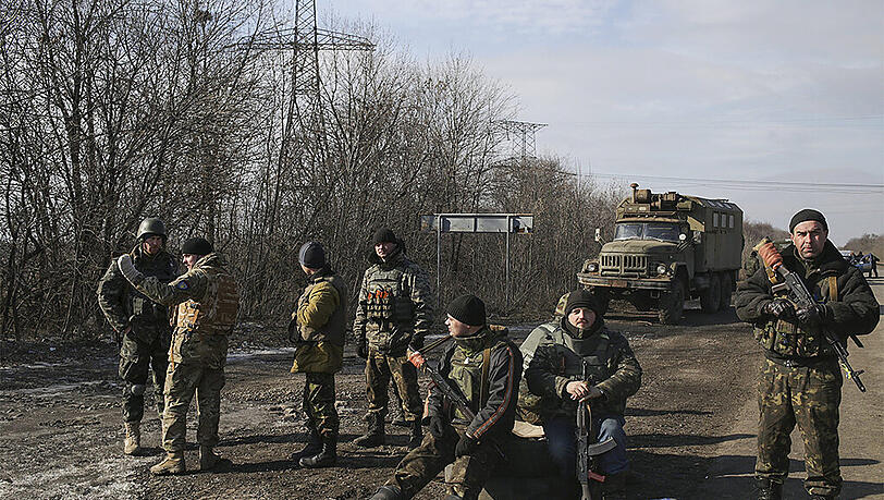 Ukrainische Soldaten in der Nähe von Debalzewo. Am Mittwoch zogen sich die Truppen aus der strategisch wichtigen Stadt zurück. Debalzewo ist nun in Separatisten-Hand. Ukrainische Soldaten in der Nähe von Debalzewo. Am Mittwoch zogen sich die Truppen aus der strategisch wichtigen Stadt zurück. Debalzewo ist nun in Separatisten-Hand.