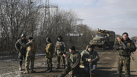 Ukrainische Soldaten in der Nähe von Debalzewo. Am Mittwoch zogen sich die Truppen aus der strategisch wichtigen Stadt zurück. Debalzewo ist nun in Separatisten-Hand.