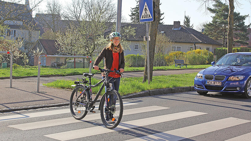 Rücksicht statt Risiko: Radfahrer haben auf dem Zebrastreifen nur Vorrang, wenn sie absteigen und schieben und somit rechtlich betrachtet Fußgänger sind.