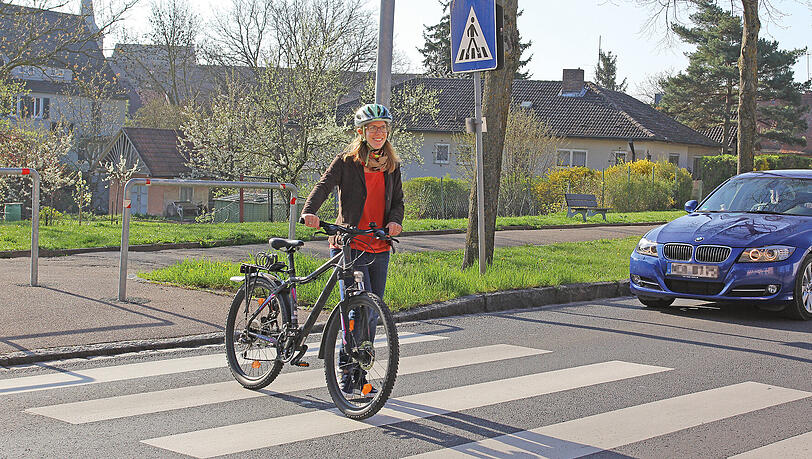 Rücksicht statt Risiko: Radfahrer haben auf dem Zebrastreifen nur Vorrang, wenn sie absteigen und schieben und somit rechtlich betrachtet Fußgänger sind. Rücksicht statt Risiko: Radfahrer haben auf dem Zebrastreifen nur Vorrang, wenn sie absteigen und schieben und somit rechtlich betrachtet Fußgänger sind.
