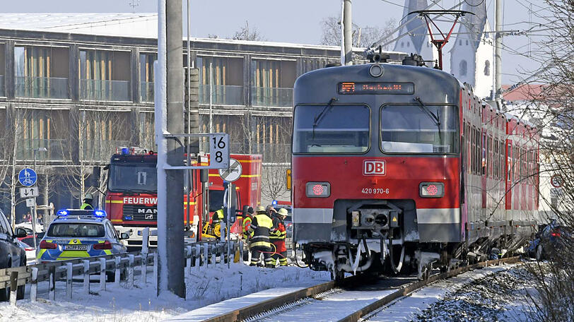 Bilder vom Unfallort bei Markt Indersdorf: Hier kollidierte am Montagmorgen eine S-Bahn mit einem Auto. Der Pkw-Fahrer starb noch am Unfallort.