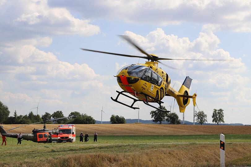Bei Rothenburg ob der Tauber ist es am Sonntag zu einem schrecklichen Unfall gekommen. Zwei Menschen starben noch an der Unfallstelle, eine junge Frau erlag ihren Verletzungen in der darauffolgenden Nacht.