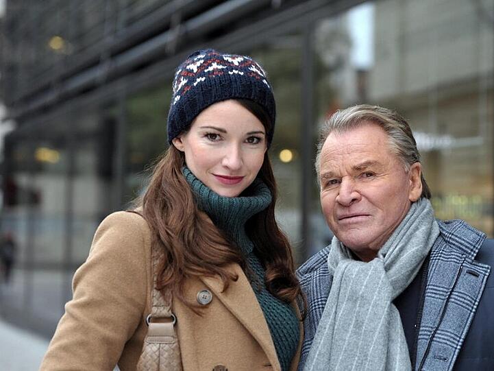 Dr. Wendelin Winter (Fritz Wepper) ist erfreut, dass seine Tochter Alexandra (Sophie Wepper) wieder bei ihm eingezogen ist.