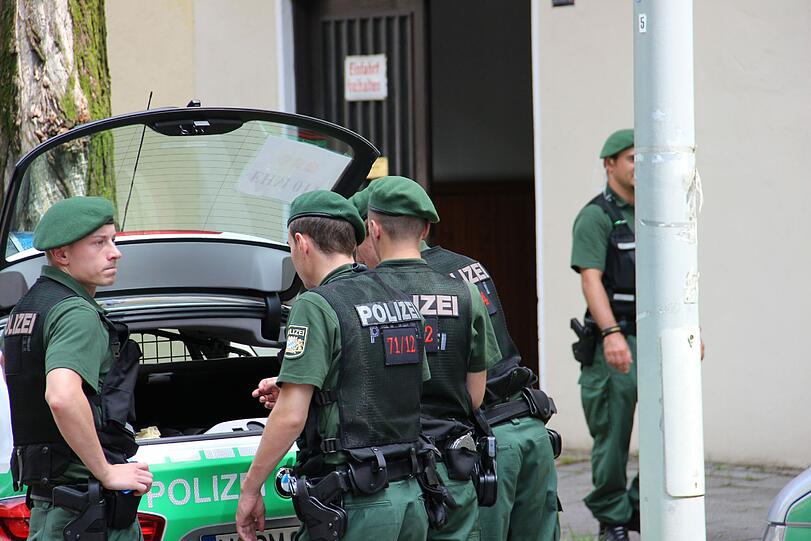 Mord in der Au: Die 91-Jährige Anna S. ist getötet worden. Die Polizei sucht im Umfeld der Wohnung in der Dollmannstraße nach Hinweisen und Spuren. Die Bilder vom Tatort...