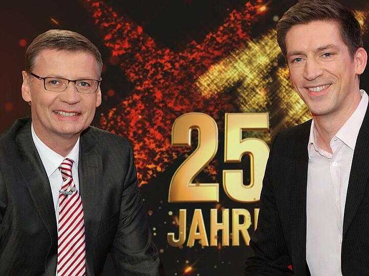 Günther Jauch (l.) und Steffen Hallaschka moderieren gemeinsam die Jubiläumssendung