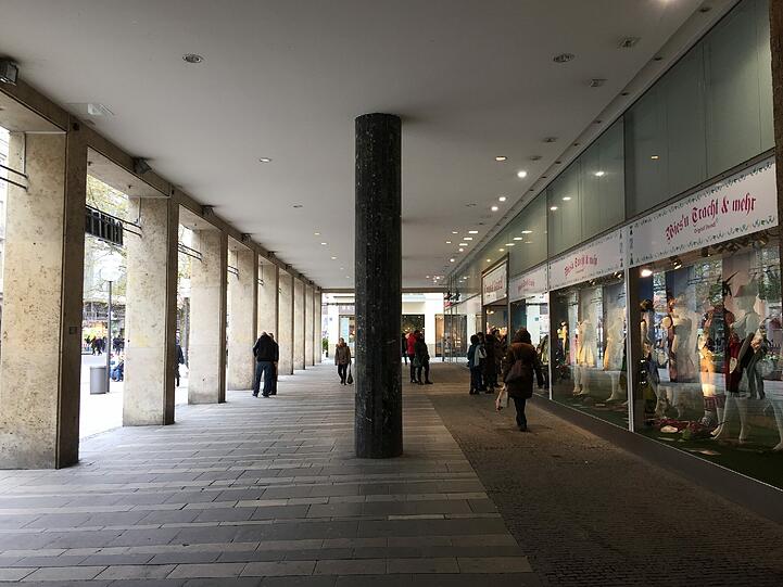 So großzügig wird der Arkadenbereich künftig nicht mehr sein, die Schaufenster rücken deutlich nach vorn.