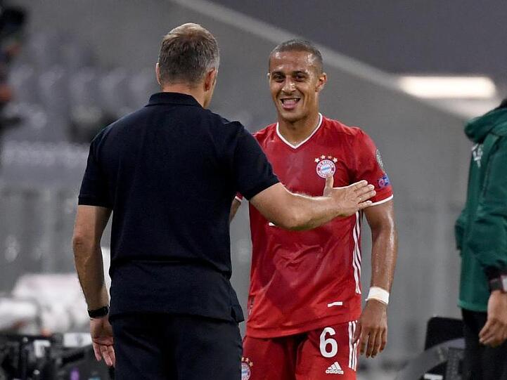 Münchens Trainer Hansi Flick und Münchens Thiago Alcantara (r) stehen am Spielfeldrand. Foto: Sven Hoppe/dpa