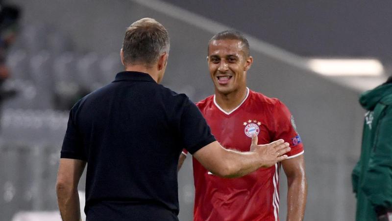 Münchens Trainer Hansi Flick und Münchens Thiago Alcantara (r) stehen am Spielfeldrand. Foto: Sven Hoppe/dpa Münchens Trainer Hansi Flick und Münchens Thiago Alcantara (r) stehen am Spielfeldrand. Foto: Sven Hoppe/dpa