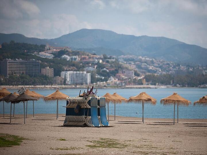 Der leere Strand des spanischen Küstenorts Malagueta während der Corona-Krise.