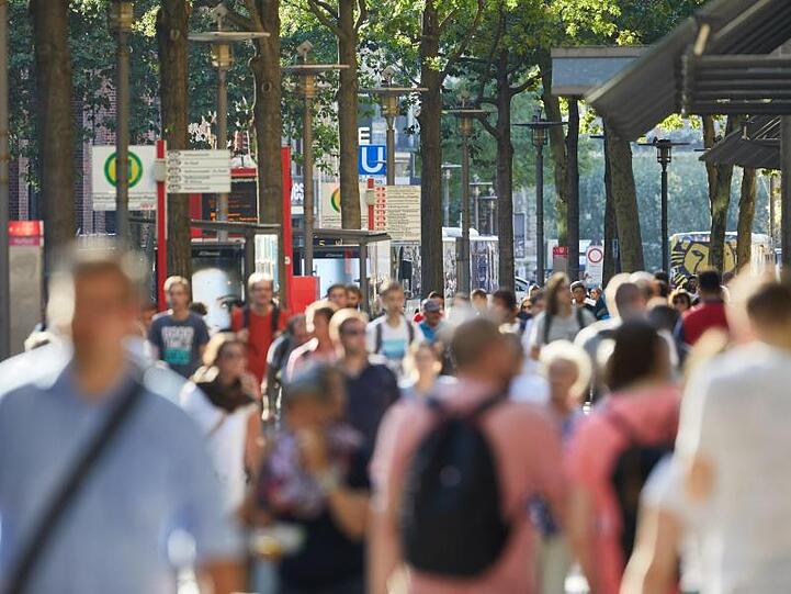 Passanten in der Hamburger Innenstadt: 2021 steht in Deutschland die nächste Volkszählung an.