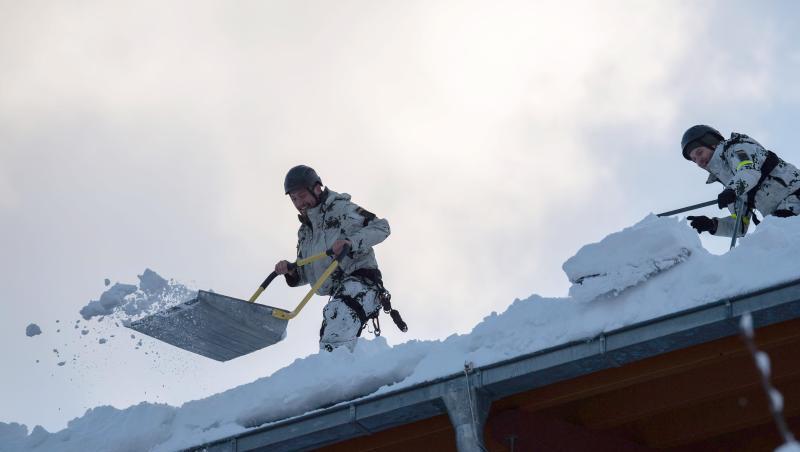 Kräfte der Bundeswehr räumen das Dach der Watzmann-Therme in Berchtesgaden vom Schnee. Foto: Lino Mirgeler Kräfte der Bundeswehr räumen das Dach der Watzmann-Therme in Berchtesgaden vom Schnee. Foto: Lino Mirgeler