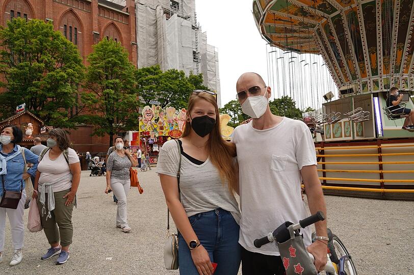 Simone (26) und Michael (36) mögen die Auer Dult zwar, aber: "Dass man draußen Maske tragen muss, das nervt schon etwas."