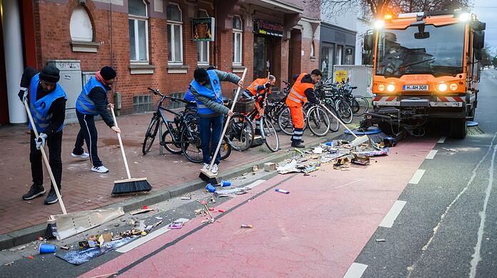 Das große Aufräumen nach der Silvesterparty läuft.