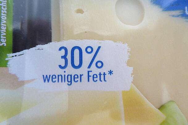 Mit Hinweisen wie "30 % weniger Fett" will man den ernährungsbewussten Verbraucher zum Kauf anregen. Mit Hinweisen wie "30 % weniger Fett" will man den ernährungsbewussten Verbraucher zum Kauf anregen.