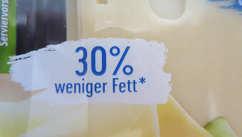 Mit Hinweisen wie "30 % weniger Fett" will man den ernährungsbewussten Verbraucher zum Kauf anregen. Mit Hinweisen wie "30 % weniger Fett" will man den ernährungsbewussten Verbraucher zum Kauf anregen.