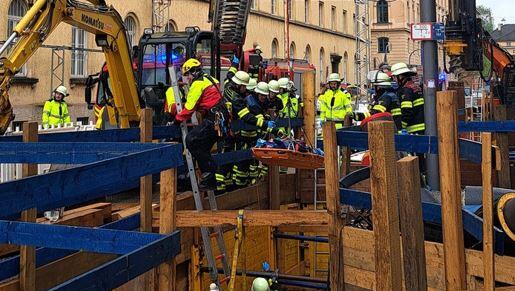 Feuerwehr und Rettungsdienst bergen den verletzen Bauarbeiter.