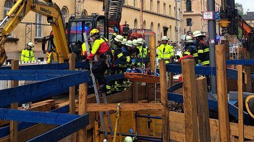 Feuerwehr und Rettungsdienst bergen den verletzen Bauarbeiter.