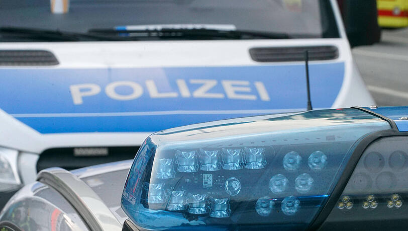 Die Polizei in München nimmt zwei Männer fest, die im Pasinger Bahnhof einen Reisenden überfallen und ausgeraubt haben sollen. (Symbolbild)