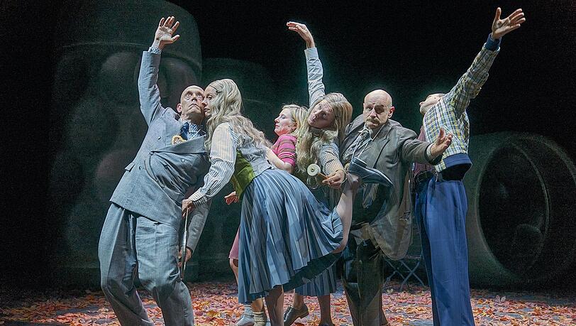Robert Dölle, Evelyne Gugolz, Anna Drexler, Niklas Mitteregger, Oliver Stokowski und Thomas Lettow tanzen auf der von Martin Zehetgruber für "Kasimir und Karoline" entworfenen Maßkrug-Bühne im Residenztheater.