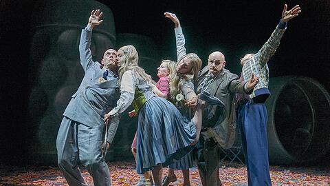 Robert Dölle, Evelyne Gugolz, Anna Drexler, Niklas Mitteregger, Oliver Stokowski und Thomas Lettow tanzen auf der von Martin Zehetgruber für "Kasimir und Karoline" entworfenen Maßkrug-Bühne im Residenztheater.