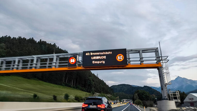 Hinweisschild auf der Brenner-Autobahn, das &uuml;ber einspurige Verkehrsf&uuml;hrung auf der Luegbr&uuml;cke in Tirol informiert.
