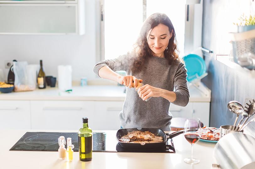 Ebenso wichtig wie die richtigen Gewürze ist der Zeitpunkt des Würzens. Frische Gewürze werden erst zum Ende der Garzeit mitgekocht, getrocknete Gewürze können etwas länger mitköcheln. Um das volle Geschmacksaroma entfalten zu können, sollten ganze, getrocknete Gewürze vorab in einem Mörser klein gemahlen werden. Ebenso wichtig wie die richtigen Gewürze ist der Zeitpunkt des Würzens. Frische Gewürze werden erst zum Ende der Garzeit mitgekocht, getrocknete Gewürze können etwas länger mitköcheln. Um das volle Geschmacksaroma entfalten zu können, sollten ganze, getrocknete Gewürze vorab in einem Mörser klein gemahlen werden.