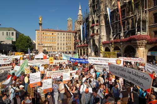 Kundgebung auf dem Marienplatz: 8000 Demonstranten haben  am Samstag gegen den Bau einer dritten Startbahn am Münchner Flughafen und zahreiche andere Verkehrsprojekte in Bayern demonstriert.