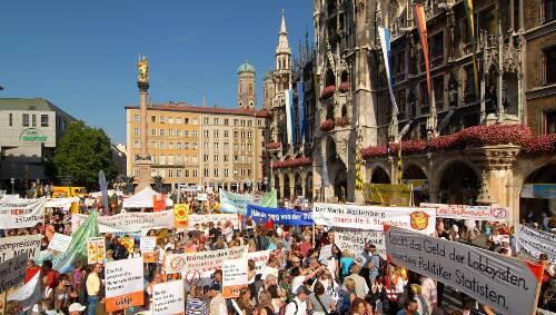 Kundgebung auf dem Marienplatz: 8000 Demonstranten haben am Samstag gegen den Bau einer dritten Startbahn am Münchner Flughafen und zahreiche andere Verkehrsprojekte in Bayern demonstriert. Kundgebung auf dem Marienplatz: 8000 Demonstranten haben am Samstag gegen den Bau einer dritten Startbahn am Münchner Flughafen und zahreiche andere Verkehrsprojekte in Bayern demonstriert.