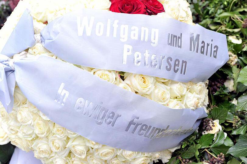"In ewiger Freundschaft" steht auf der Banderole dieses Kranzes.