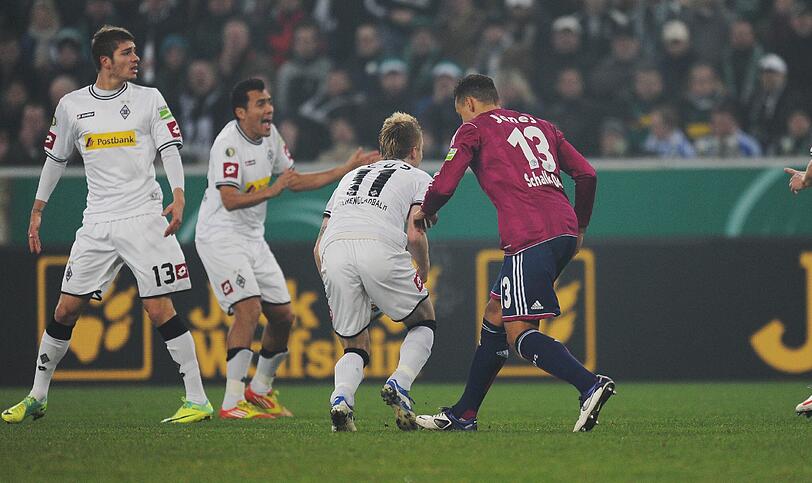 Kurz vor Weihnachten 2011 hatte Borussias Youngster Marco Reus die ganze Härte des bereits lange als Bundesliga-Bösewicht verschriehenen Jermaine Jones zu spüren bekommen...