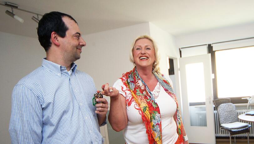 Witzig, lässig, entspannt: Jeanette Hirschmann mit ihrem neuen Mieter Bertram Spitzl bei der Schlüsselübergabe. Witzig, lässig, entspannt: Jeanette Hirschmann mit ihrem neuen Mieter Bertram Spitzl bei der Schlüsselübergabe.