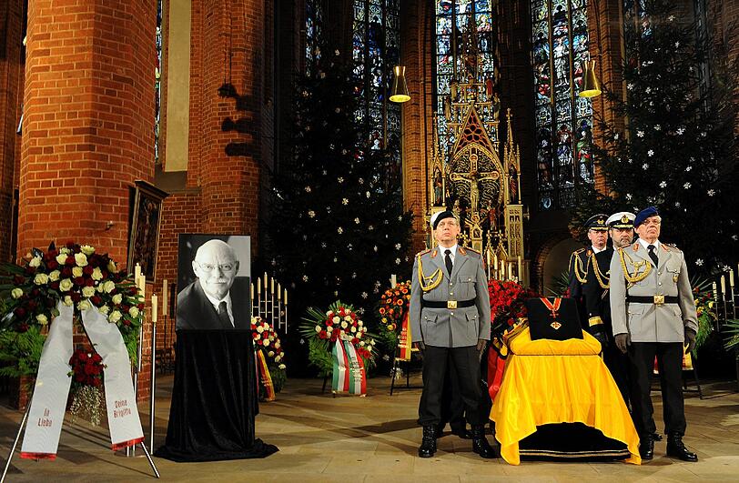 Trauerfeier in Uelzen für Peter Struck - die Bilder aus der St. Marien-Kirche