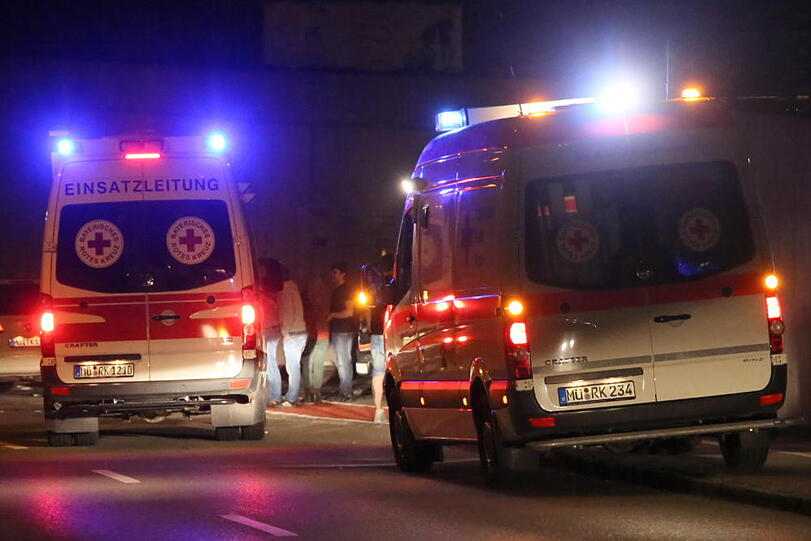 Mehrere Partygäste mussten mit Atembeschwerden behandelt werden - Bilder vom Einsatz in Ampfing