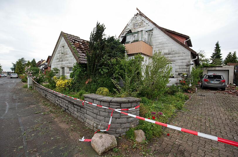 Das Unwetter hat in Nordrhein-Westfalen erhblichen Schaden angerichtet. Die Bilder.
