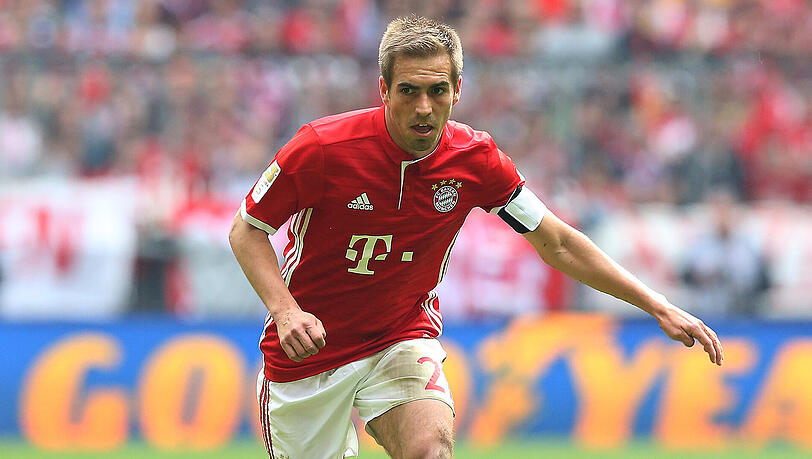 PHILPP LAHM, Note 2: Seinen Spind an der Säbener Straße hat der Kapitän geräumt, nach 517 Bayern-Spielen, acht Meisterschaften und dem Triple-Triumph 2013 zieht sich Lahm zurück. Angesichts seiner Leistungen in der Abschiedssaison hätte man ihm noch ein, zwei weitere Jahre als Aktiver zugetraut: Mit Arjen Robben bildete Lahm eines der besten Duos auf der rechten Seite – europaweit. Bei den Torvorlagen (nur vier) ließ Lahm etwas nach, Ancelotti gönnte ihm viele Pausen. Trotzdem: starke Saison. PHILPP LAHM, Note 2: Seinen Spind an der Säbener Straße hat der Kapitän geräumt, nach 517 Bayern-Spielen, acht Meisterschaften und dem Triple-Triumph 2013 zieht sich Lahm zurück. Angesichts seiner Leistungen in der Abschiedssaison hätte man ihm noch ein, zwei weitere Jahre als Aktiver zugetraut: Mit Arjen Robben bildete Lahm eines der besten Duos auf der rechten Seite – europaweit. Bei den Torvorlagen (nur vier) ließ Lahm etwas nach, Ancelotti gönnte ihm viele Pausen. Trotzdem: starke Saison.