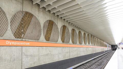 Überall das charakteristische Orange. Die Kreise stammen vom Künstler Waki Zöllner. Das Landesamt für Denkmalpflege (BLfD) setzt die U-Bahnhöfe der sogenannten Olympialinie auf die Denkmalliste. Mehr Fotos finden Sie in der Bilderstrecke.