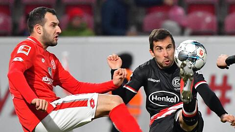 Der Mainzer Levin Ötztunali (l) und Düsseldorfs Markus Suttner kämpfen um den Ball.