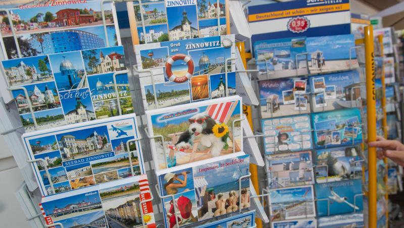 Setzt man die Zahl der versendeten Postkarten ins Verhältnis zur Zahl der Bundesbürger, schickte 2018 im Schnitt jeder Mensch in Deutschland knapp zwei Postkarten los. Setzt man die Zahl der versendeten Postkarten ins Verhältnis zur Zahl der Bundesbürger, schickte 2018 im Schnitt jeder Mensch in Deutschland knapp zwei Postkarten los.