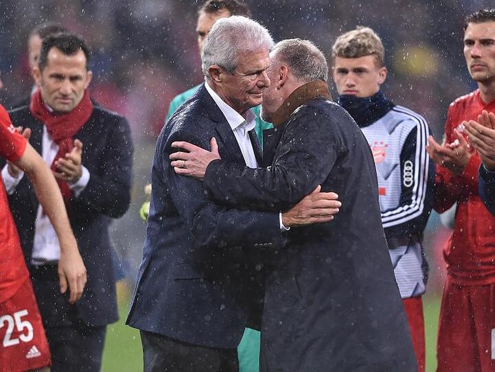 TSG-Mäzen Dietmar Hopp (l.) wird vom Bayern-Vorstandsvorsitzenden Karl-Heinz Rummenigge umarmt. Foto: Revierfoto/dpa