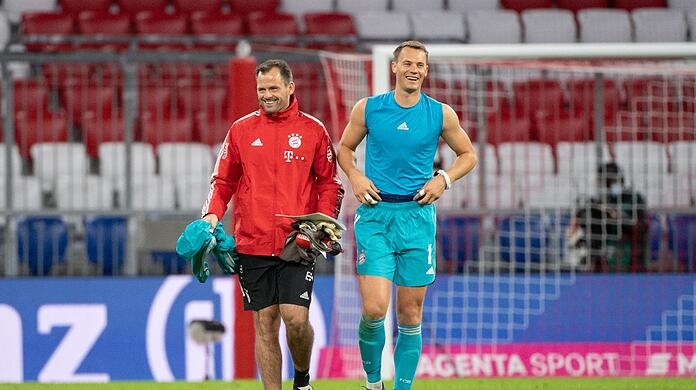 Manuel Neuer (r.) und sein ehemaliger Torwarttrainer beim FC Bayern Toni Tapalovic.
