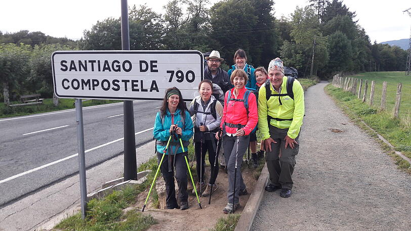 Der Camino Francés verläuft auf knapp 800 Kilometern durch den Norden Spanien und geht dabei auch durch Pamplona, Estella, Burgos, Leon und Astorga.