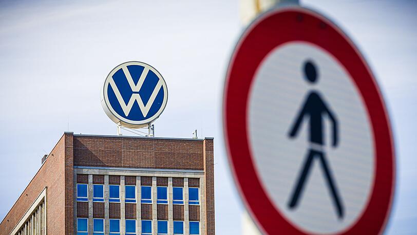 Das Schild am VW-Hauptsitz spiegelt symbolisch den unvermeidlichen Abgang von Personalvorstand Kilian wider.