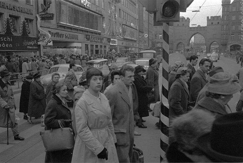 Blick in die Gegenrichtung: Tretter und den Spatenhof gibt&rsquo;s auch heute noch. Im Hintergrund das Karlstor.