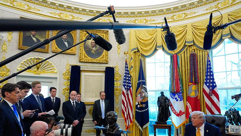 Vor Journalisten deutete Trump eine mögliche "Übernahme" Kubas an. Vor Journalisten deutete Trump eine mögliche "Übernahme" Kubas an.