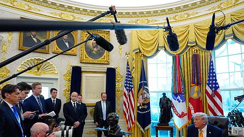 Vor Journalisten deutete Trump eine m&ouml;gliche "&Uuml;bernahme" Kubas an.