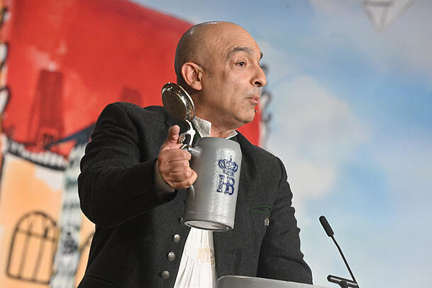 Zum 16. Mal in Folge auf der Bühne beim Maibockanstich: Kabarettist Django Asül liefert beim Derblecken auch heuer wieder wie gewohnt ab. Zum 16. Mal in Folge auf der Bühne beim Maibockanstich: Kabarettist Django Asül liefert beim Derblecken auch heuer wieder wie gewohnt ab.