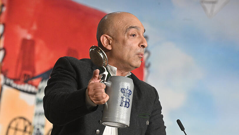 Zum 16. Mal in Folge auf der Bühne beim Maibockanstich: Kabarettist Django Asül liefert beim Derblecken auch heuer wieder wie gewohnt ab. Zum 16. Mal in Folge auf der Bühne beim Maibockanstich: Kabarettist Django Asül liefert beim Derblecken auch heuer wieder wie gewohnt ab.