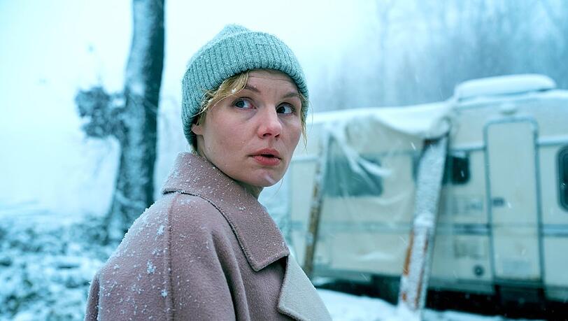 "Wäldern: Das verschwundene Mädchen": Lara (Rosalie Thomass) nähert sich im Waldstück dem Wohnwagen. "Wäldern: Das verschwundene Mädchen": Lara (Rosalie Thomass) nähert sich im Waldstück dem Wohnwagen.